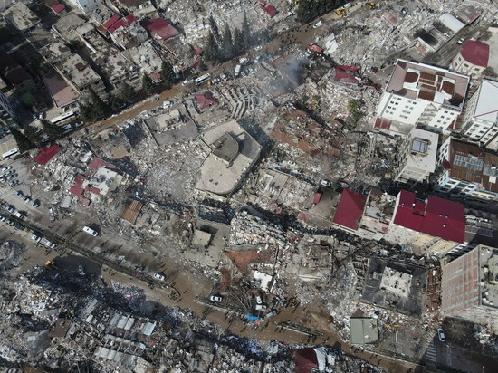 Число погибших из-за землетрясения в Турции превысило 9 тысяч человек