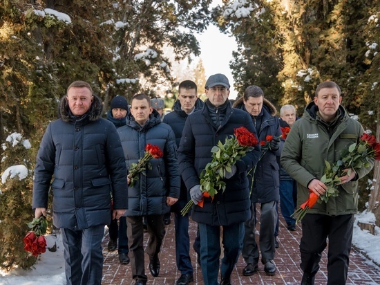 В Курске прошло возложение цветов и венков в честь 80-летия освобождения города