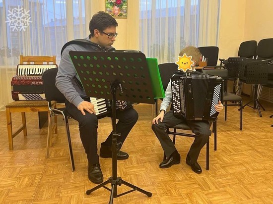 В Лабытнанги известный аккордеонист провел мастер-класс для юных музыкантов