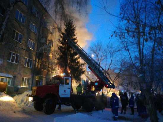 К месту обрушения подъезда жилого дома в Новосибирске прибыли спасатели и медики