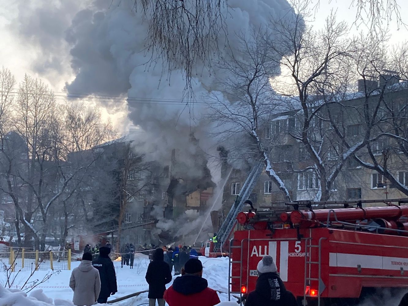 Опубликованы страшные кадры с места взрыва дома на Линейной в Новосибирске утром 9 февраля