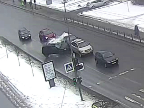 Автомобилист на скорости влетел в поток машин в центре Петрозаводска