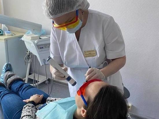 Стоматологи Ноябрьска выявили болезни с помощью специальной лампы у десятков пациентов