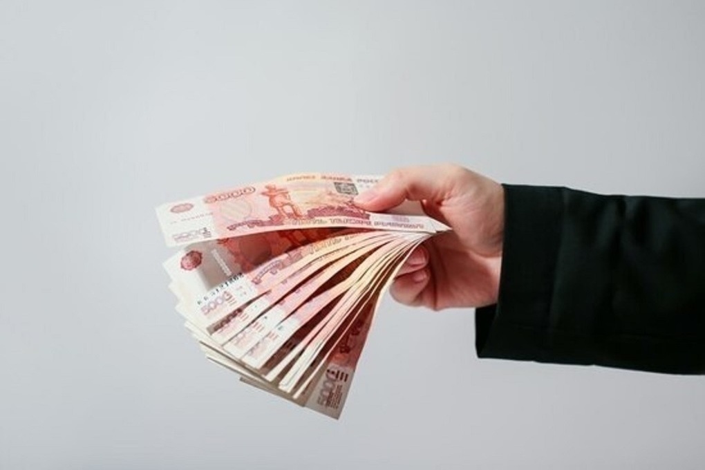 Доллары в руках. Тянет деньги. Человек передает деньги. Рука держит деньги. Рука протягивает деньги.