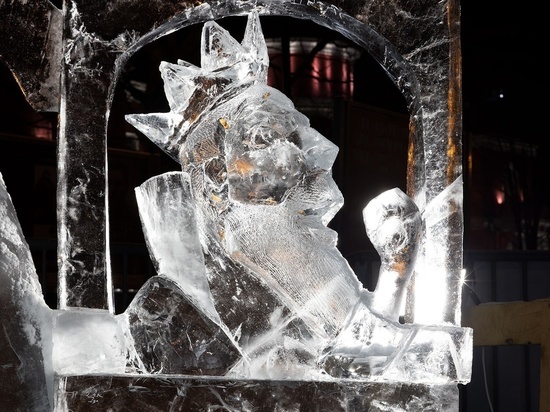 Первые ледовые скульптуры украсили Онежскую набережную в Петрозаводске