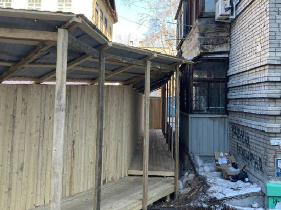 Забор перед балконами многоквартирника установили строители