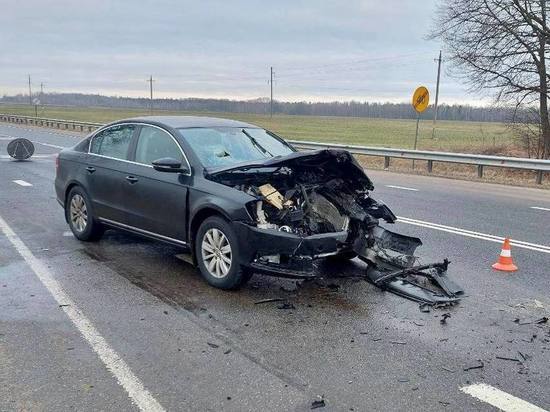 В Нестеровском районе Volkswagen столкнулся с КамАЗом