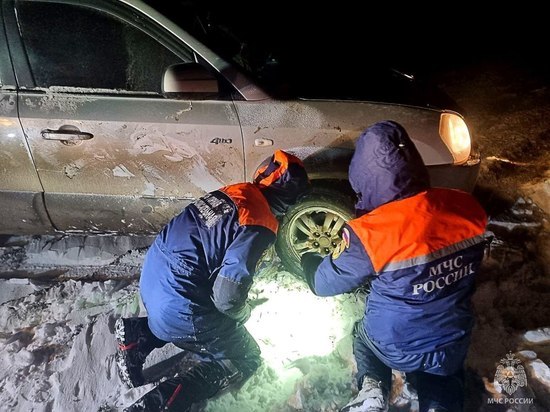 Лучше никуда не выезжать: в Крыму ночной снегопад обездвижил две трассы