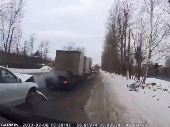 Опубликовали видео массового столкновения на Московском шоссе в Твери