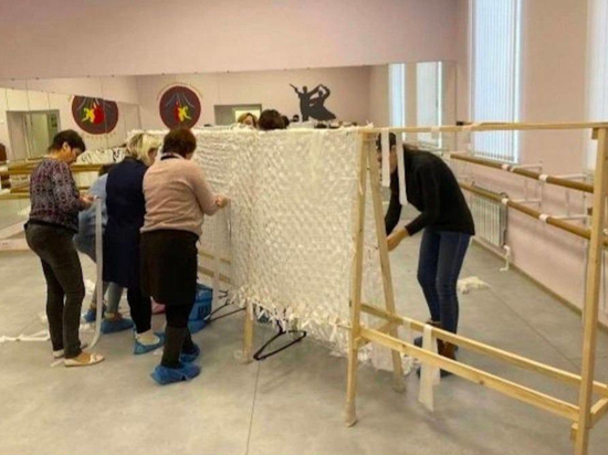 Жители Краснинского района изготовили маскировочные сети для участников СВО