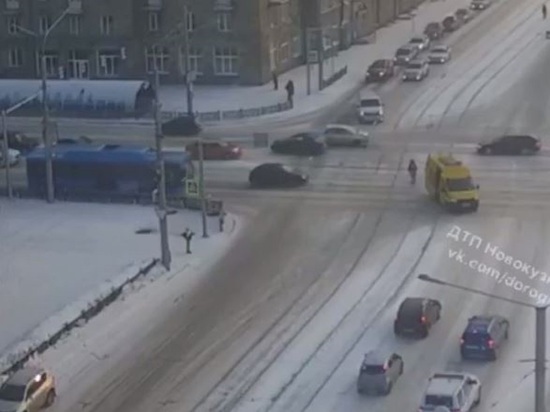 Скорая помощь с включенными спецсигналами попала в аварию в Новокузнецке
