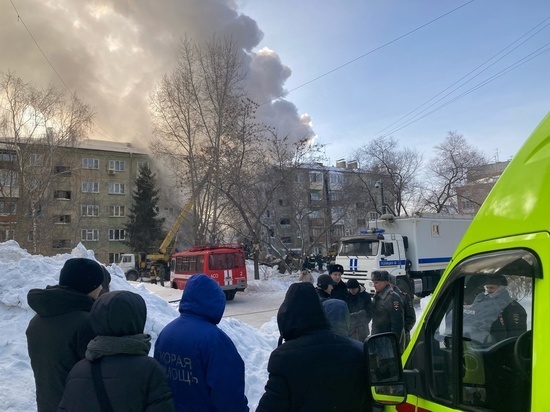 Жильцам уцелевших подъездов дома в Новосибирске разрешили забрать вещи