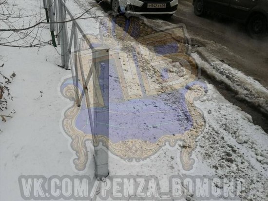 В Пензе из-за ледяного препятствия родители не могут отвезти детей в садик