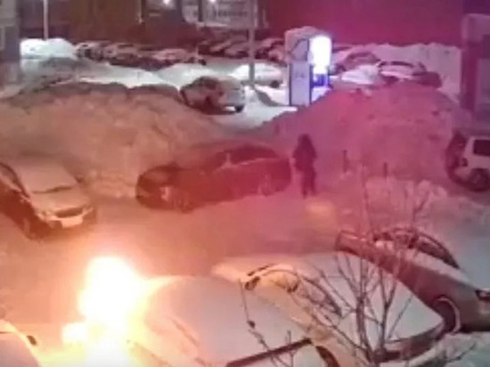 Неизвестный поджёг машину на ул. Ильфата Закирова ночью 9 февраля