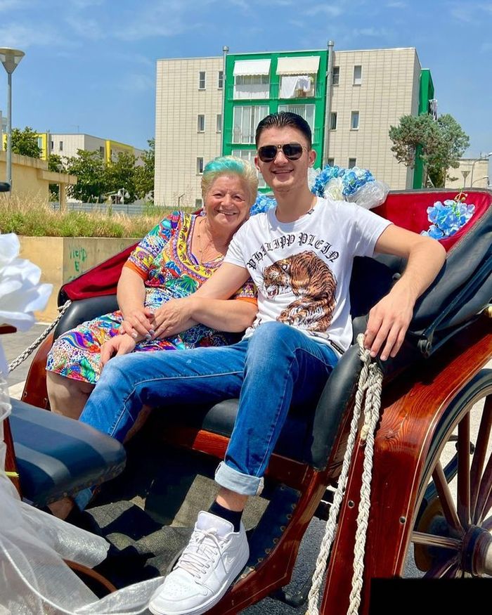 Женившийся на 76-летней пенсионерке юноша станет отцом: фото счастливой пары