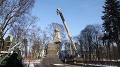 В Киеве снесли памятник советскому генералу Николаю Ватутину: кадры демонтажа
