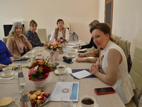 Вице-спикер Госдумы Анна Кузнецова встретилась с жёнами мобилизованных курян