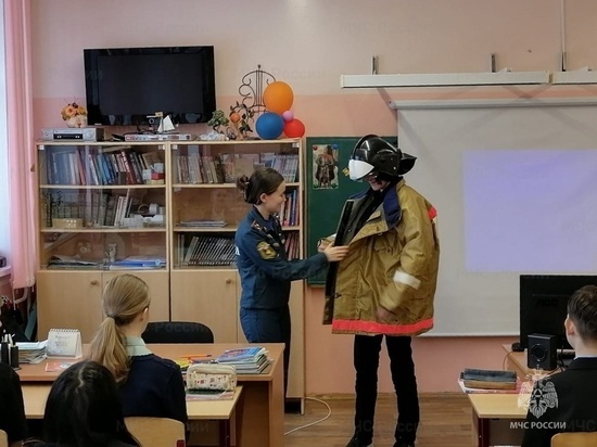В Архангельске сотрудники Госпожнадзора рассказывают школьникам о последствиях шалостей с огнем
