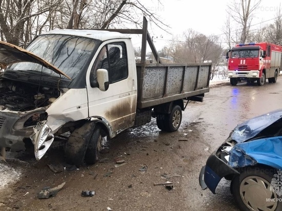 Несколько человек пострадали в столкновении легковушки с грузовой «Газелью» в Калуге