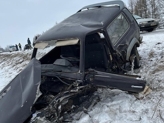 После жёсткого ДТП на трассе в Орловской области от машины осталась половина