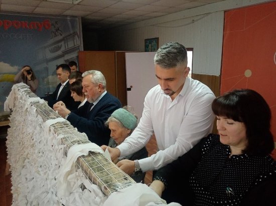 Курские депутаты стали участниками мастер-класса по изготовлению маскировочных сетей