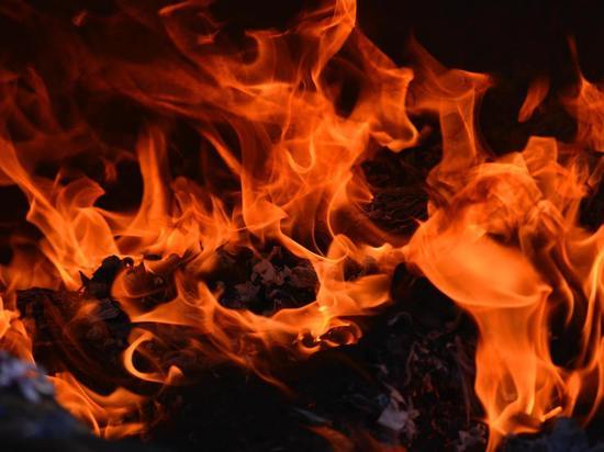 Спасатели Карелии 7,5 часов тушили страшный пожар в поселке Лавда-Ветка