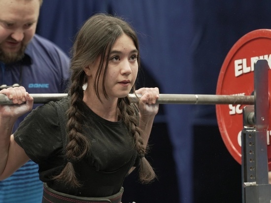 «Тренер не позволит мне сдаться»: 15-летняя спортсменка из Ноябрьска рассказала, как поднимает 100-килограммовые штанги