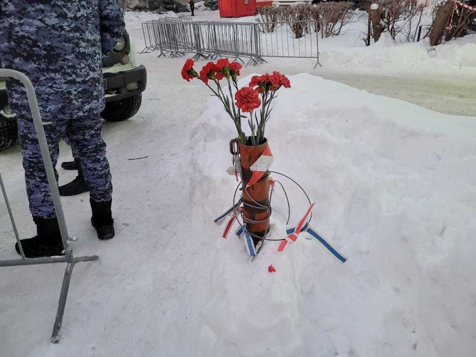 Траур в новосибирске. Цветы траур. Цветы на месте взрыва Новосибирск. В Новосибирске объявили траур 10 февраля.