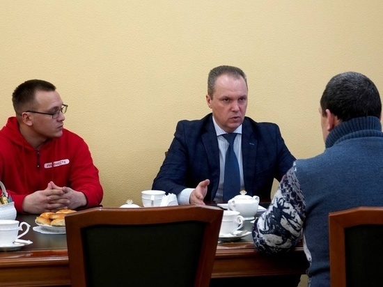 В Приуральском районе проводили на фронт четырех добровольцев