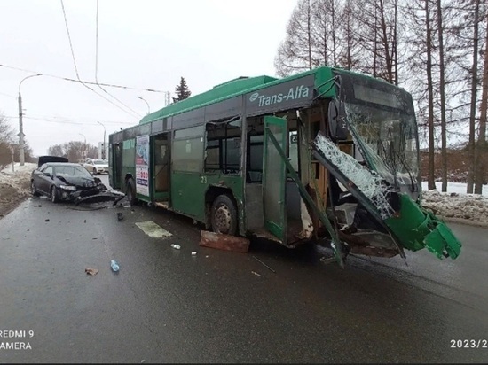 В Рыбинске троллейбус спровоцировал крупное ДТП
