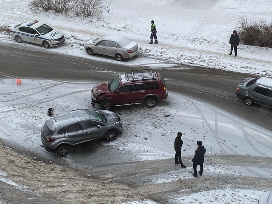 Дорожная авария парализовала движение транспорта на Троицком проспекте Архангельска