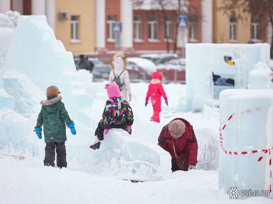 Неизвестные разрушили ледяной лабиринт в снежном городке в Кузбассе