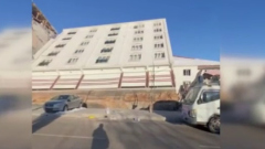 В Турции из-за землетрясения здание опрокинулось на бок: видео