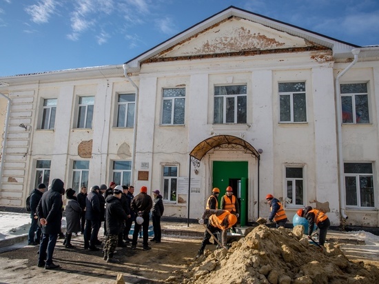 Курский губернатор Старовойт посетил ремонтируемую Поныровскую школу