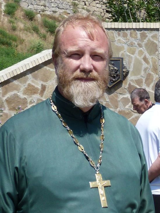  Тверской священник крестил бойцов, соорудив купель из патронного короба и кропило из веточек