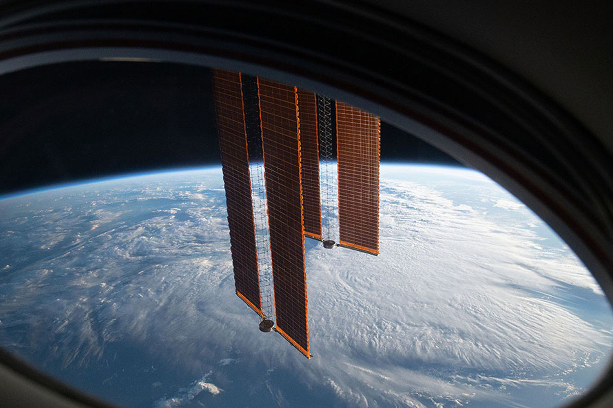 Космические аппараты США. Космонавт смотрит в иллюминатор. Луна орбитальная космический аппарат. Фотография космического полицейского спутника. Leading space
