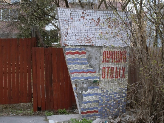 В Петрозаводске хотят спасти от сноса стелу у Дома Захаровых