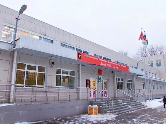 Митинг в поддержку классного руководителя  устроили родители лицея N10 в Химках