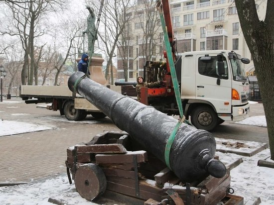 В Воронеже в сквере Петра I демонтировали пушки для реставрации