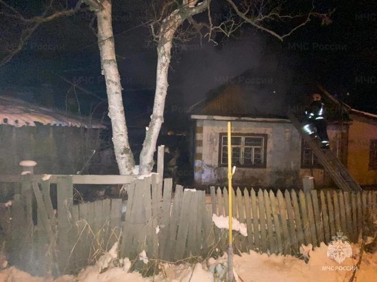 Девять пожарных тушили дачный дом в Южно-Сахалинске
