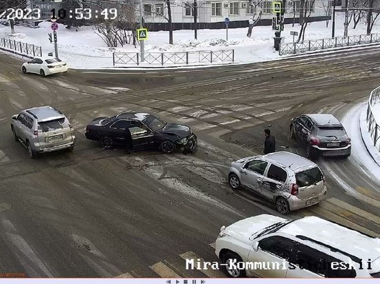 Водитель Toyota Mark II влетел в малолитражку в Южно-Сахалинске — видео