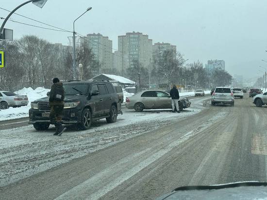 Водитель Toyota Corolla неожиданным маневром устроил ДТП в Южно-Сахалинске