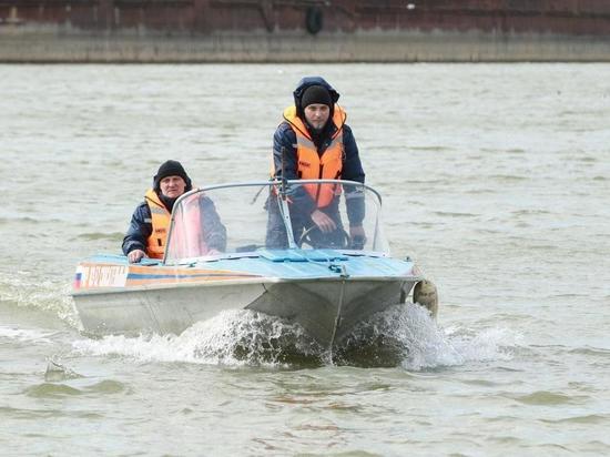 Спасатели проверяют прочность льда на краснодарских водоемах