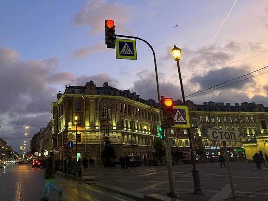 Почти 50 современных светофоров установят в 12 районах Петербурга к ноябрю