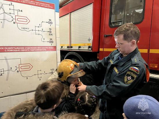 Архангельские пожарные провели экскурсию для школьников