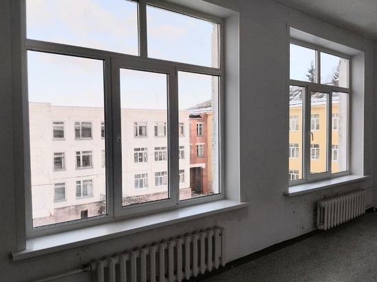 В Тарусе выпускник за свой счет поменял окна в родной школе