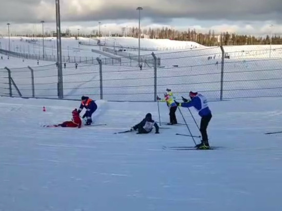 Спасатели поднимали на ноги упавших участников гонки «Лыжня России 2023» в Приозерском районе
