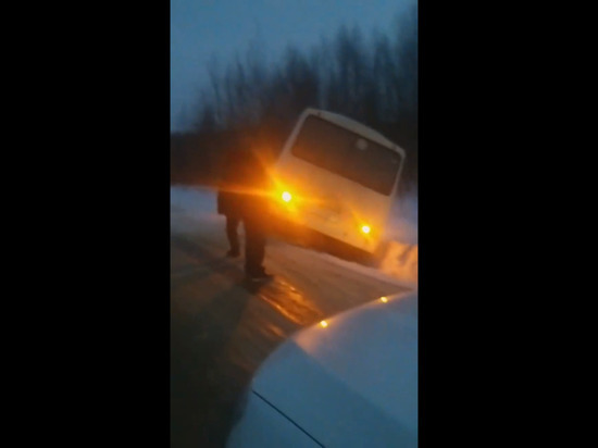 В Ярославской области рейсовый автобус опять оказался в кювете