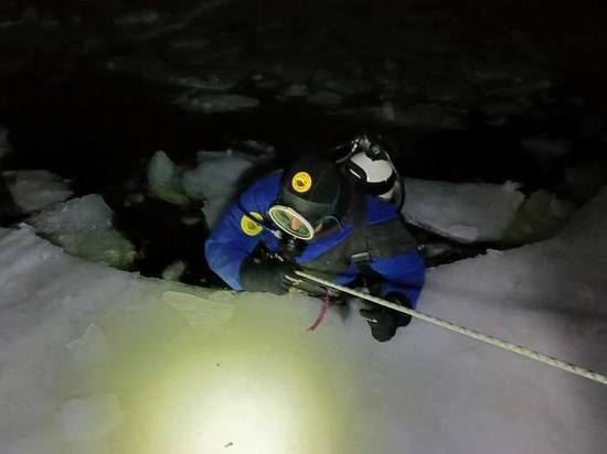 В Саратове автомобиль с людьми провалился под лёд Волги: работают водолазы