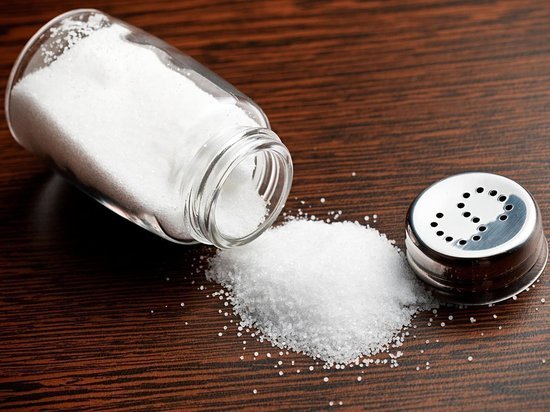 Ученые объяснили еще один вред от чрезмерного употребления соли